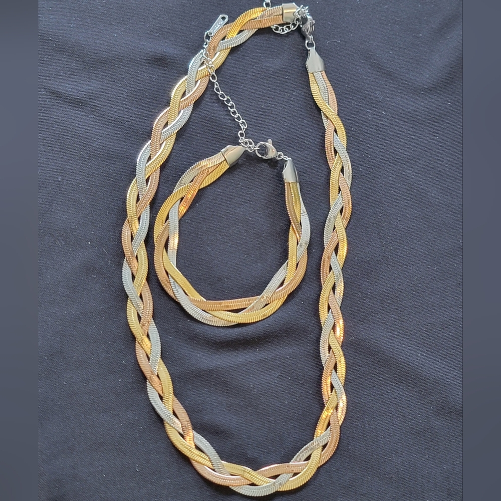 Bracelet and necklace set